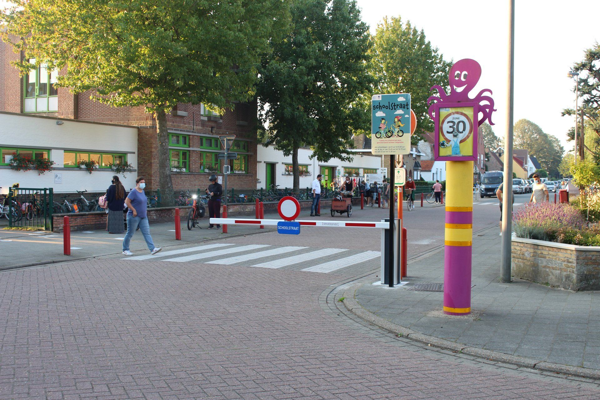 handbediende slagboom, manuele slagboom, terreinbeveiliging, voertuigen beheren, schoolstraat, bedrijfsterrein, jachthaven, marktplein