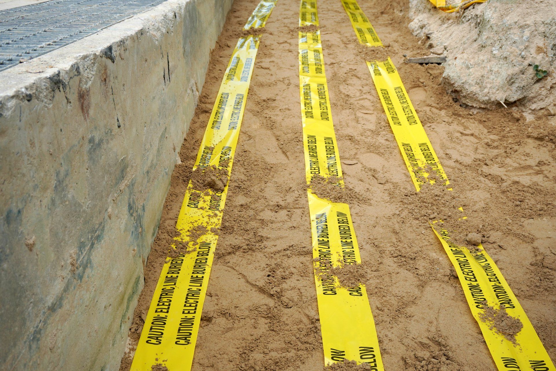 Une rangée de ruban d'avertissement jaune sur le sol