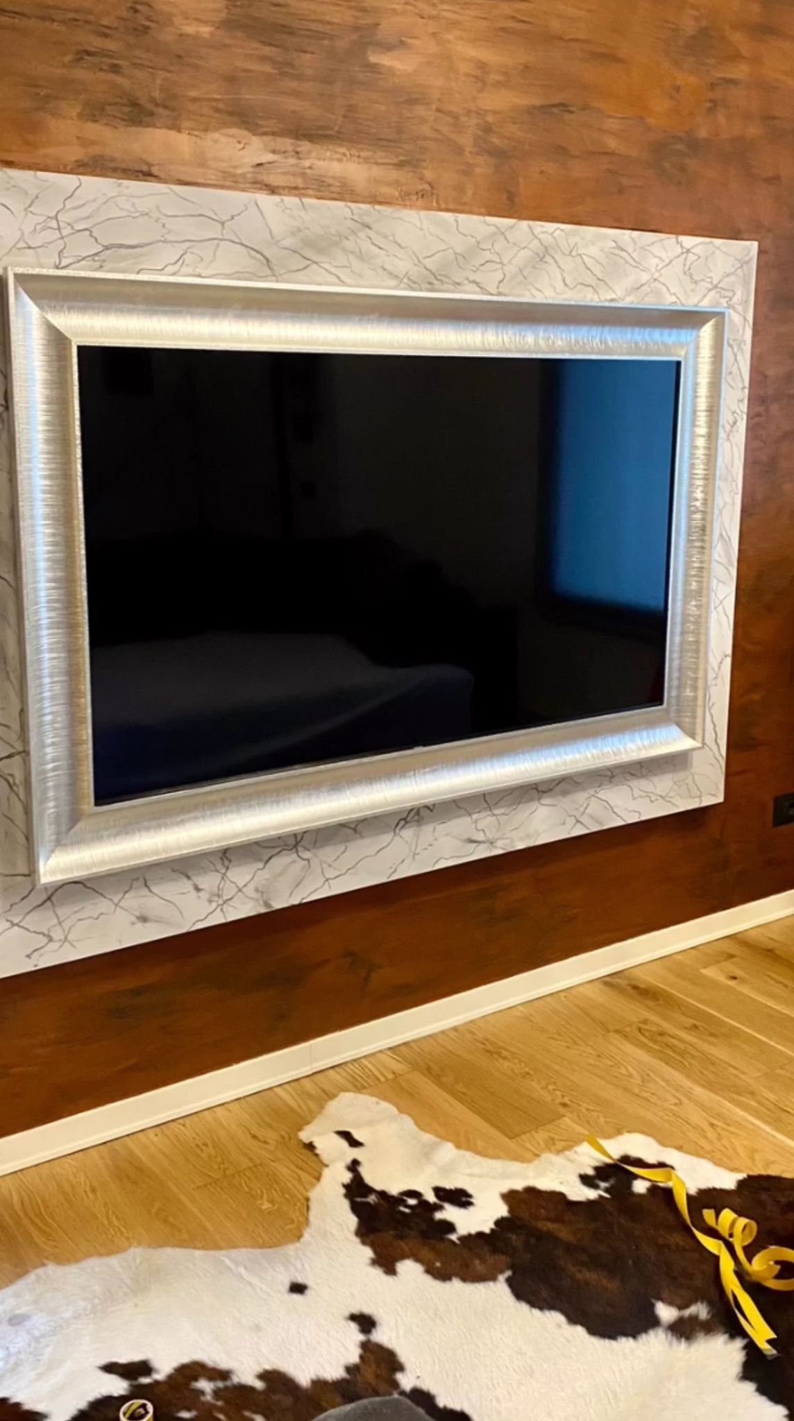 cornice televisore