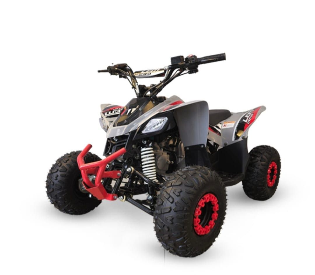 un quad arancione e nero da davanti