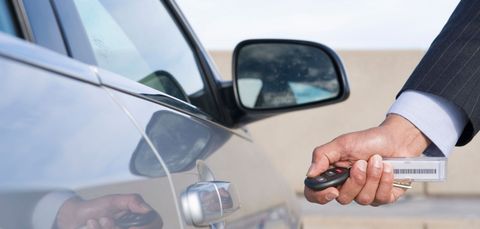 due turisti su auto decapottabile a noleggio