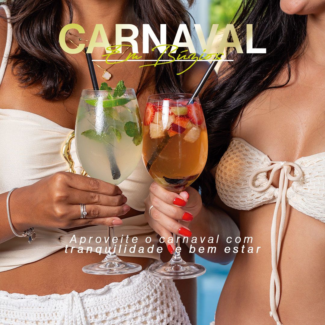 Um homem tocando um violão acústico em frente a um microfone