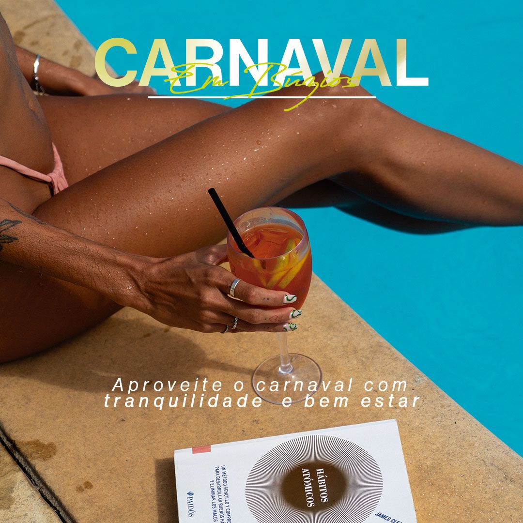 Um grupo de pessoas está sentado em uma varanda com vista para o oceano