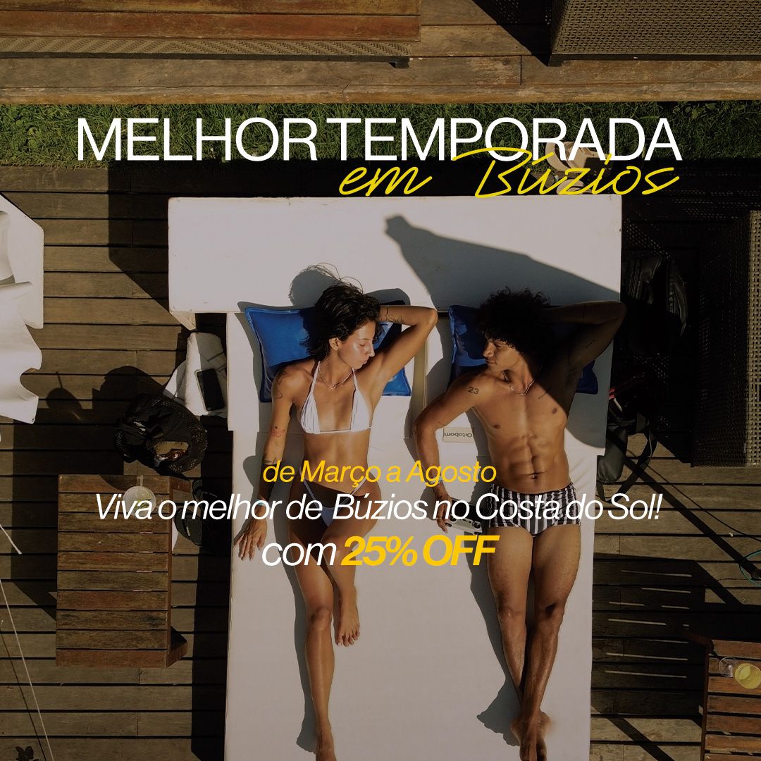 Casal tomando sol em uma espreguiçadeira branca ao lado de um deck de madeira; anúncio de praia brasileira.