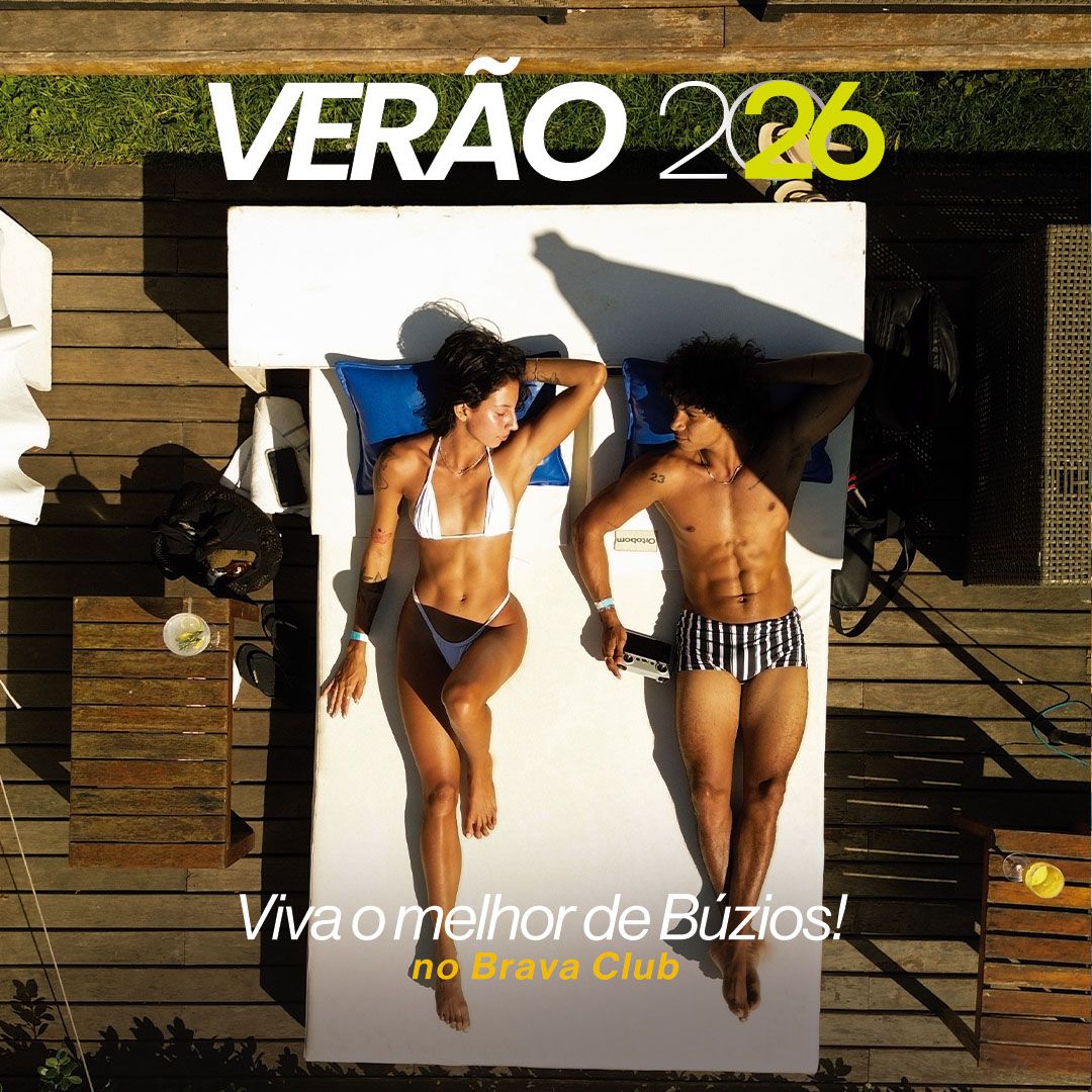 Um grupo de pessoas está sentado em uma varanda com vista para o oceano