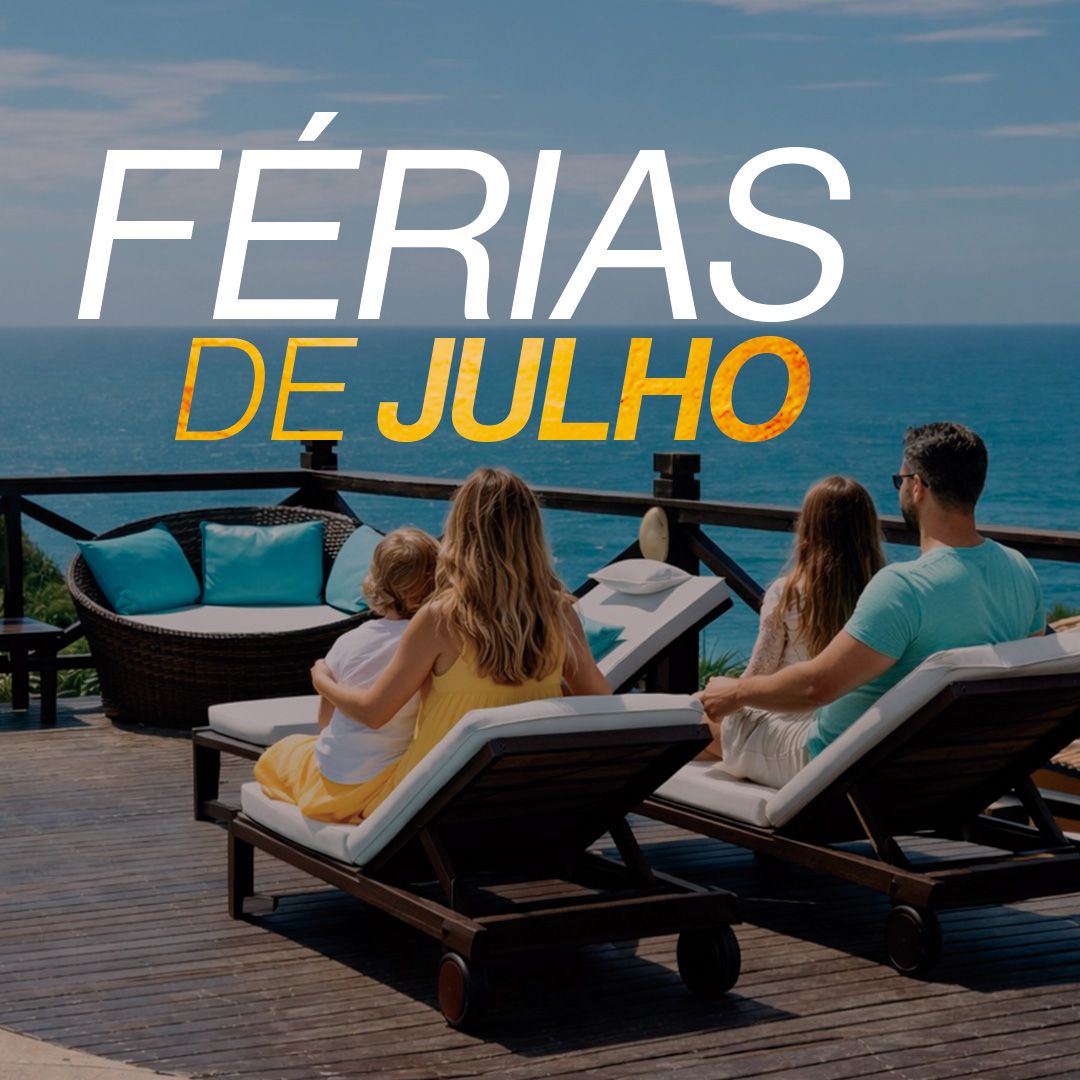 Família desfrutando da vista para o mar em um deck; o texto diz 