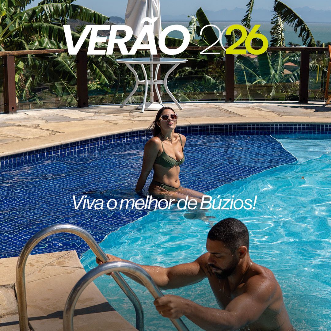 Um homem tocando um violão acústico em frente a um microfone