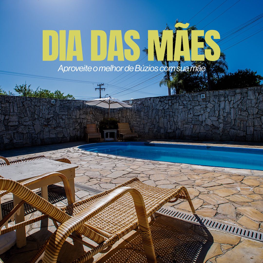 Mulher à beira da piscina toma um drinque e envia a mensagem 
