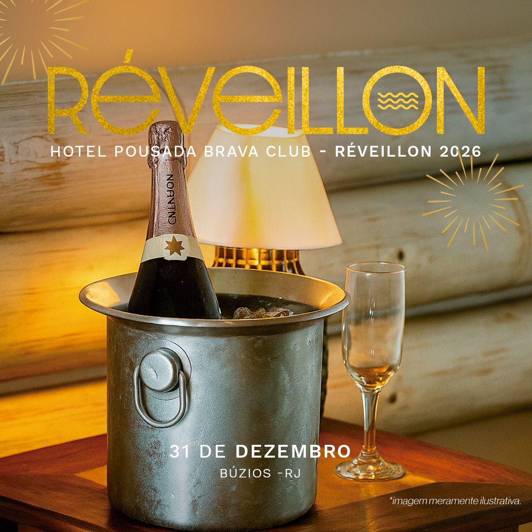 Uma mulher está sentada em uma cadeira ao lado de uma piscina.