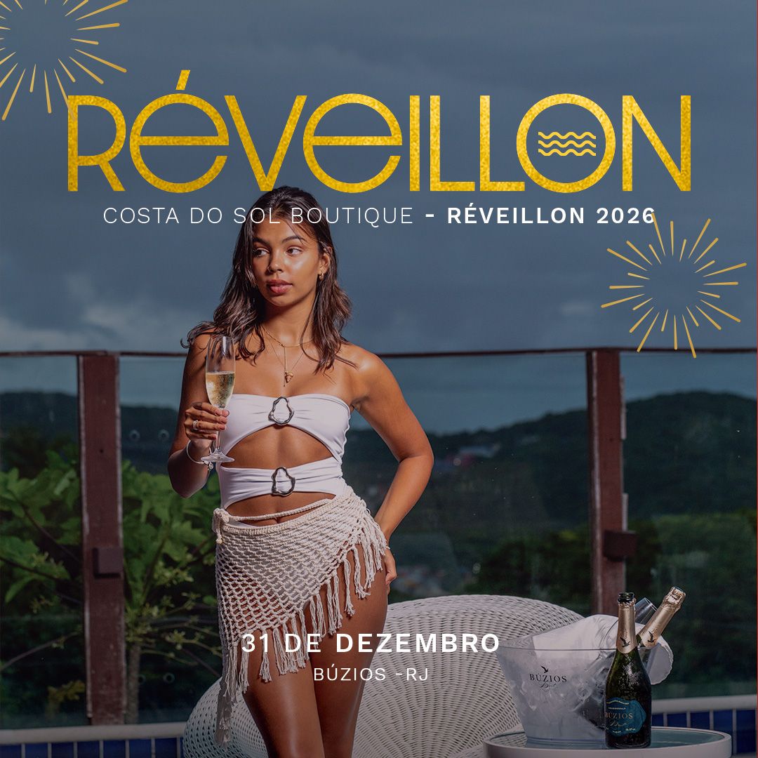 Um homem e uma mulher estão sentados na borda de uma piscina.