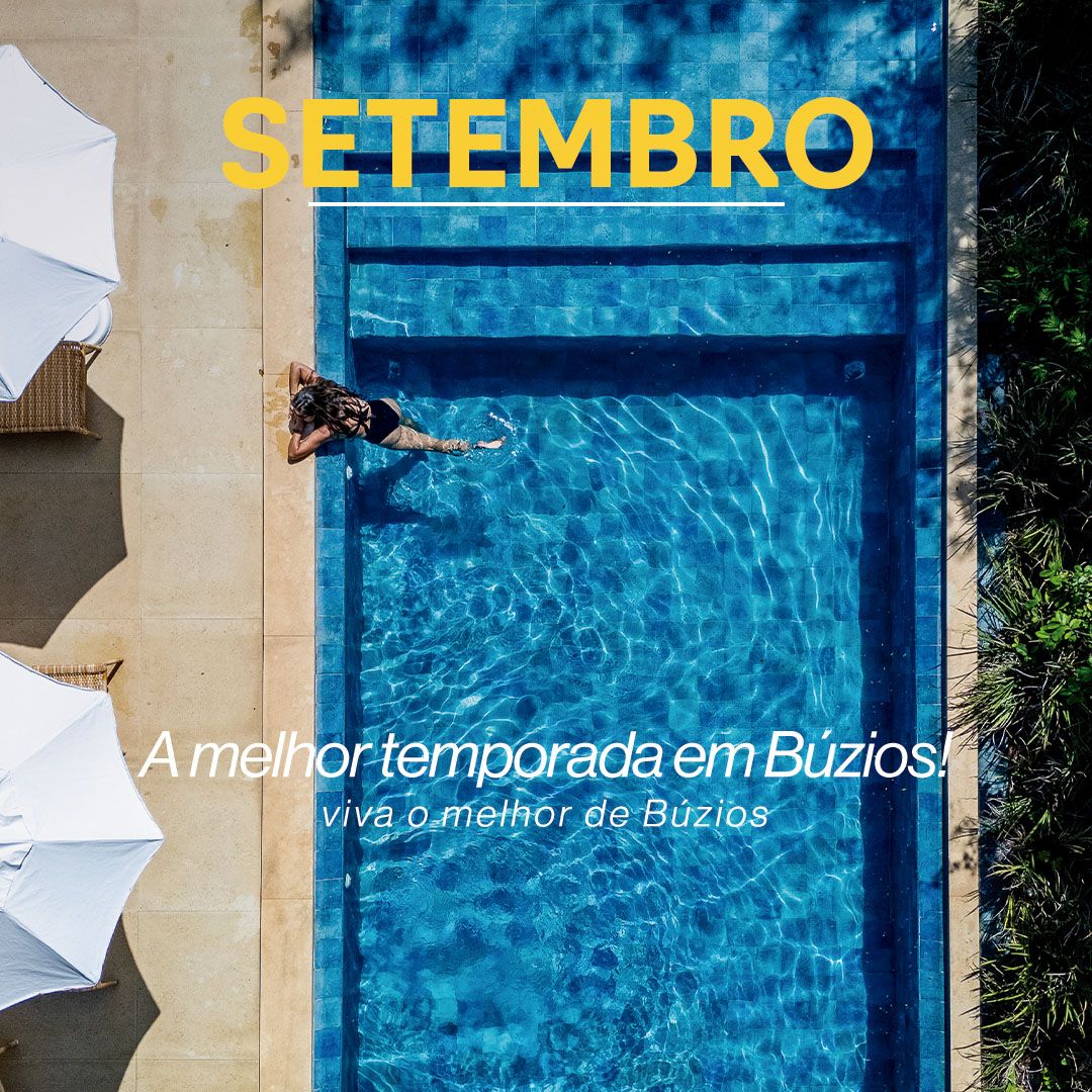 Um homem e uma mulher estão de mãos dadas em frente a uma piscina.