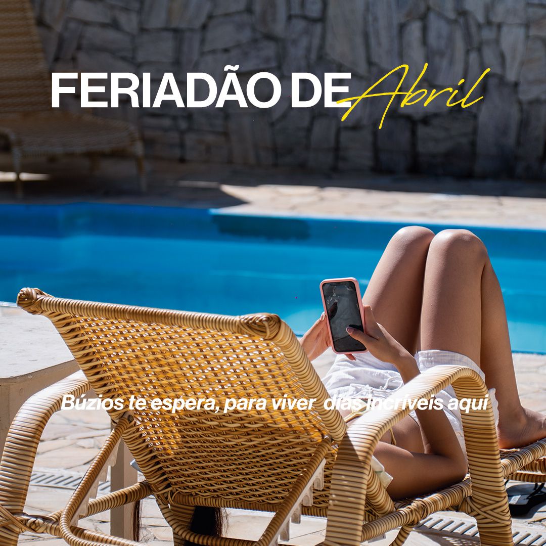 Mulher à beira da piscina toma um drinque e envia a mensagem