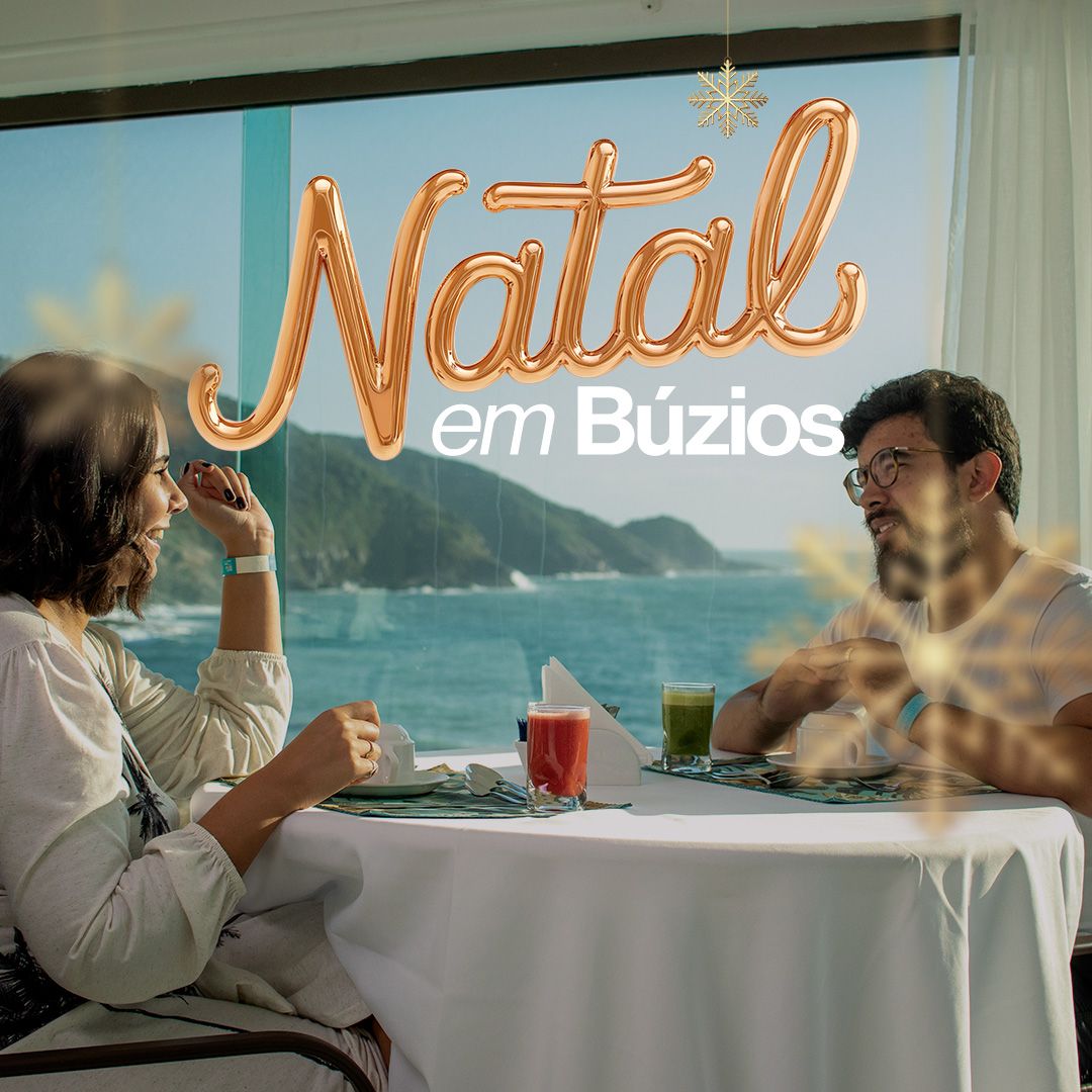 Um anúncio de setembro mostra uma piscina e cadeiras com vista para o oceano