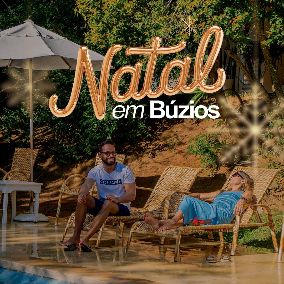 Uma mulher está sentada em uma cadeira ao lado de uma piscina.