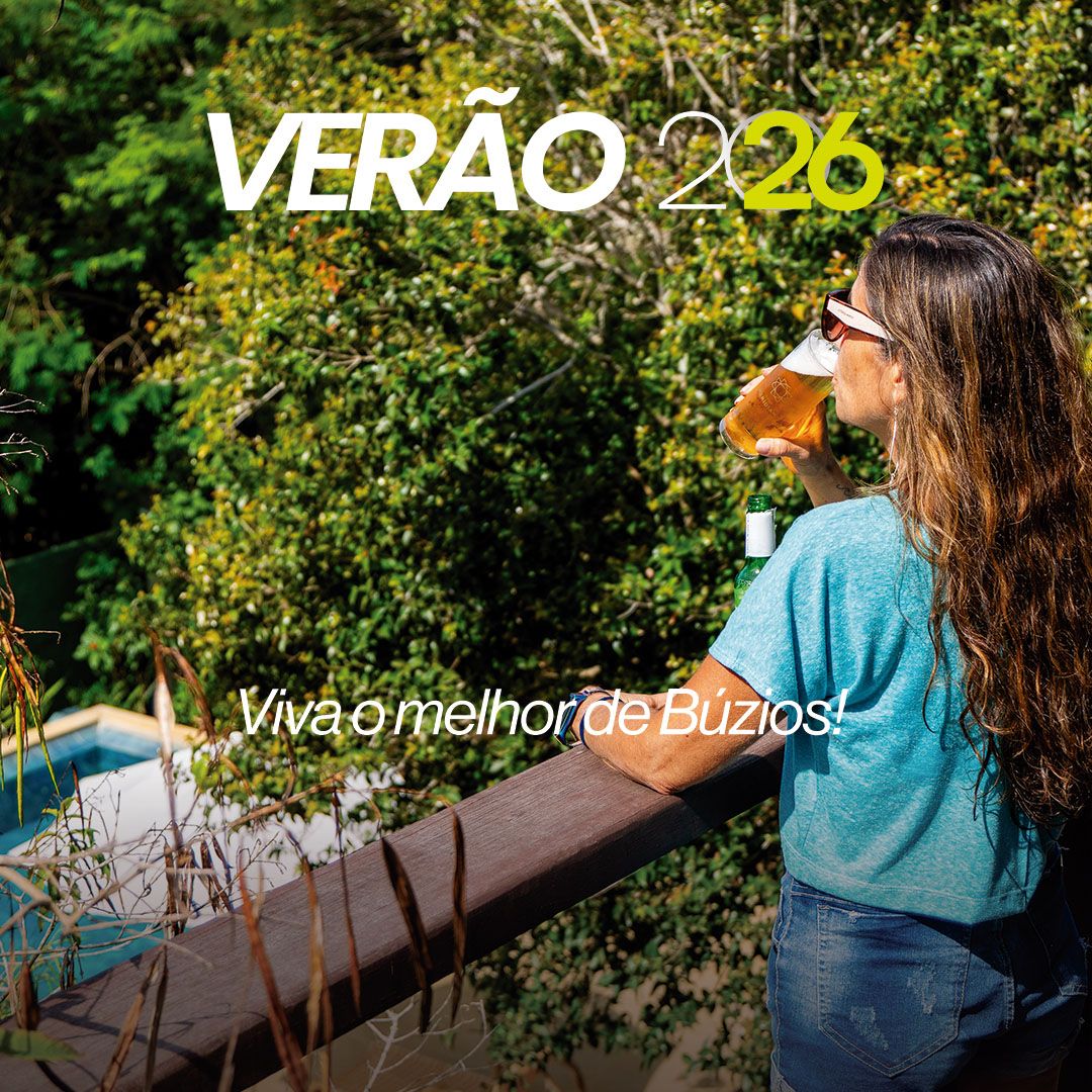 Um homem e uma mulher estão de mãos dadas em frente a uma piscina.