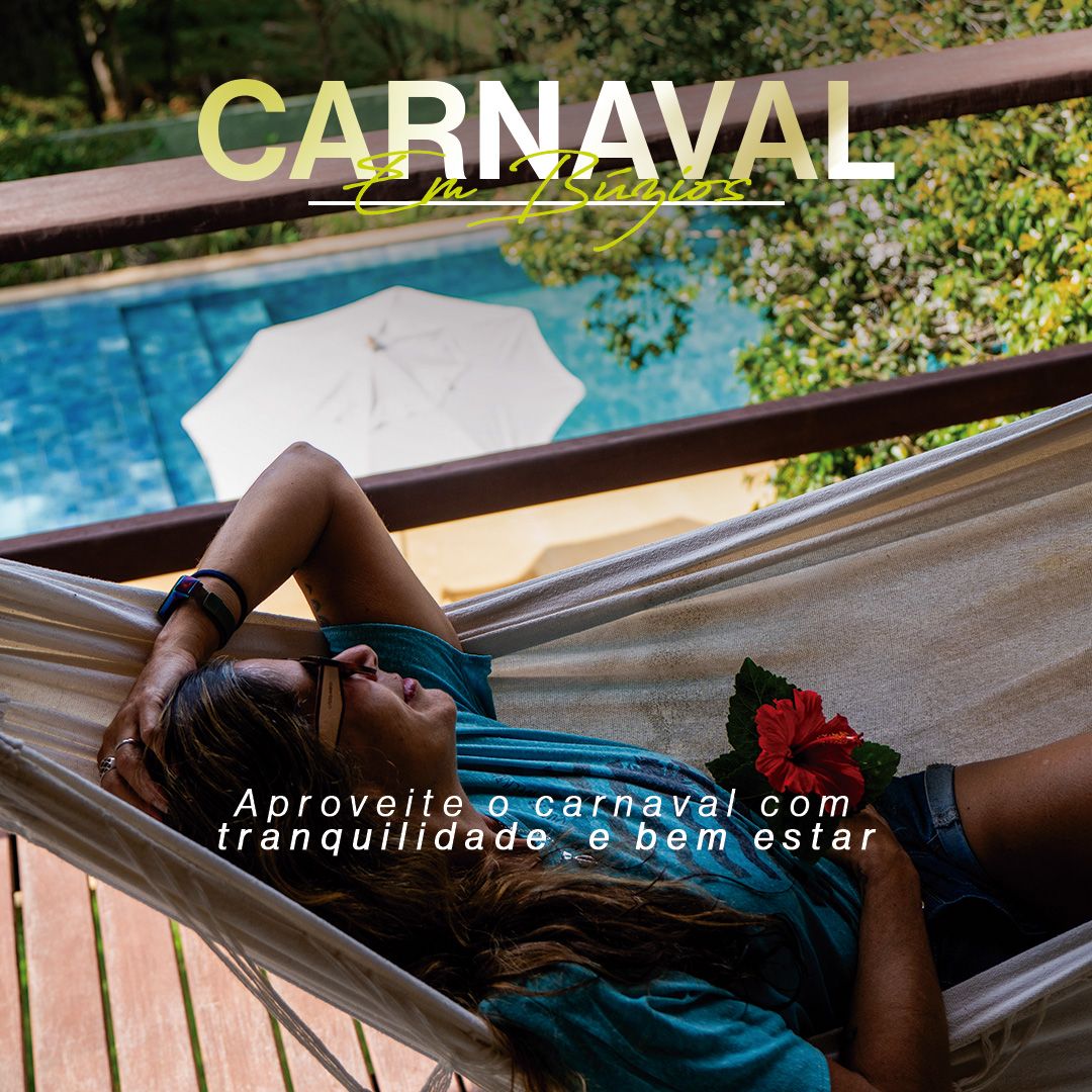 Um homem e uma mulher estão de mãos dadas em frente a uma piscina.