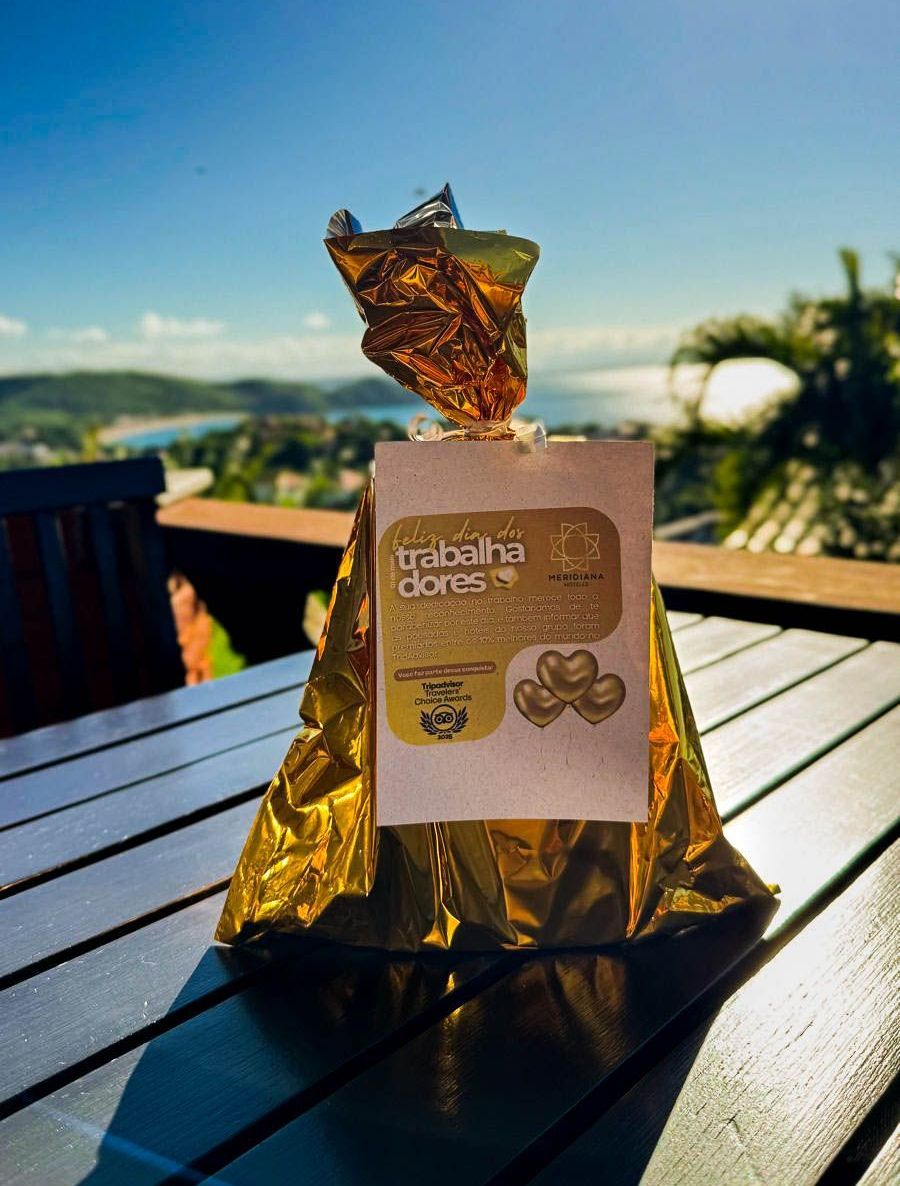 Sacola de presente embrulhada em papel dourado com etiqueta escrita