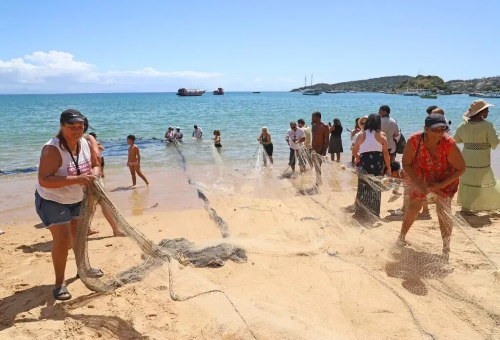 Semana das Cai&ccedil;aras em B&uacute;zios 2026: cultura, tradi&ccedil;&atilde;o e experi&ecirc;ncias &uacute;nicas no litoral