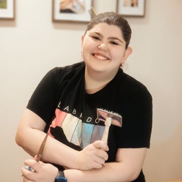Eine Frau, die ein schwarzes T-Shirt mit der Aufschrift „Lab“ trägt