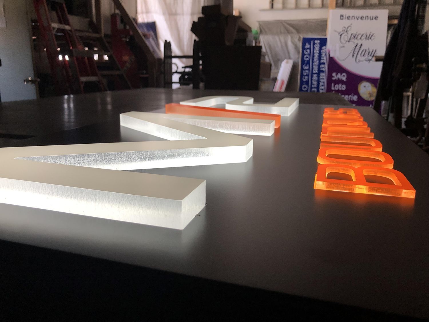 Groupe MD réalisation enseigne lumineuse insertion acrylique