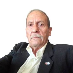 Silueta de una persona con un contorno blanco sobre un fondo gris claro, cabeza y hombros visibles.