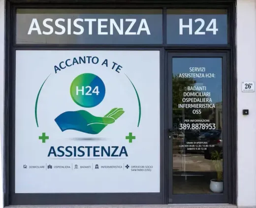 Uno spazzolino da denti e strumenti dentali in una tasca