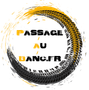 Logo : "PASSAGE AU BANC.FR" avec cercle trace de pneu en noir/jaune.