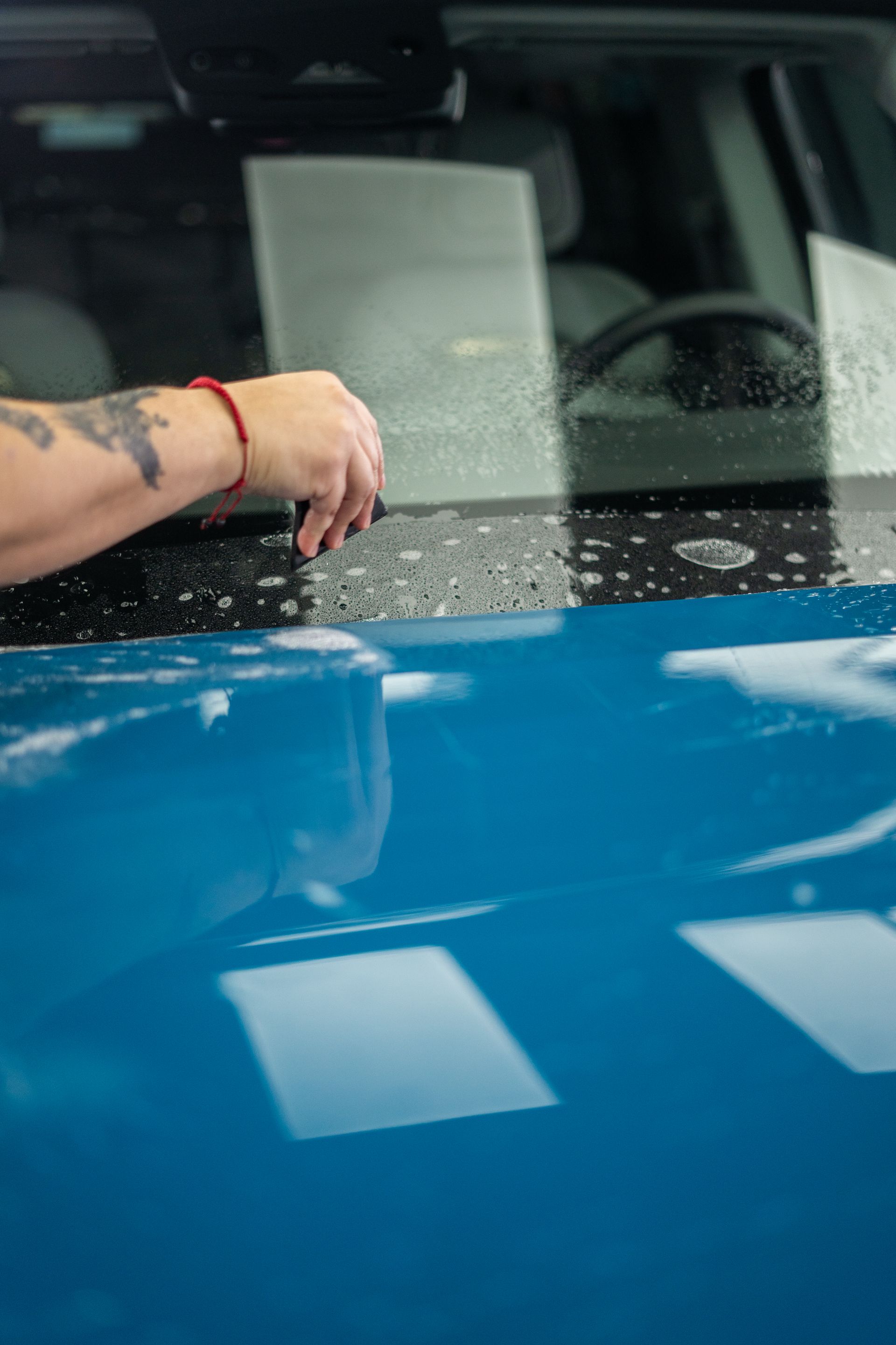 Rivian R1S gets Autobahn Incognito PPF, window tint, and ceramic coating.