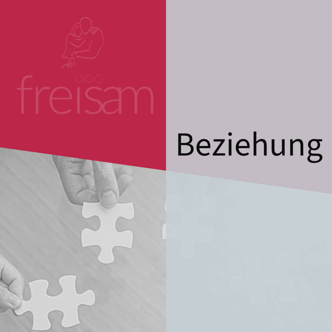 Freisam-Logo und das Wort „Beziehung“ über Händen, die Puzzleteile auf grauem Hintergrund platzieren