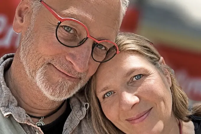 Herzlich Willkommen bei Anja Bui & Hans Karl Stephan Böhme Ein gemeinsames Foto von Anja Bui und Hans Karl Stephan Böhme. Sie lächeln freundlich die Besucher an.