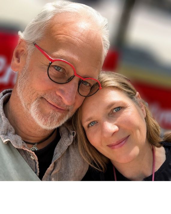 Ein gemeinsames Foto von Anja Bui und Hans Karl Stephan Böhme. Sie lächeln freundlich die Besucher an.