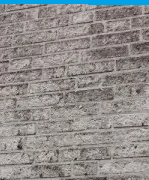 Een close-up van een bakstenen muur met een blauwe achtergrond.
