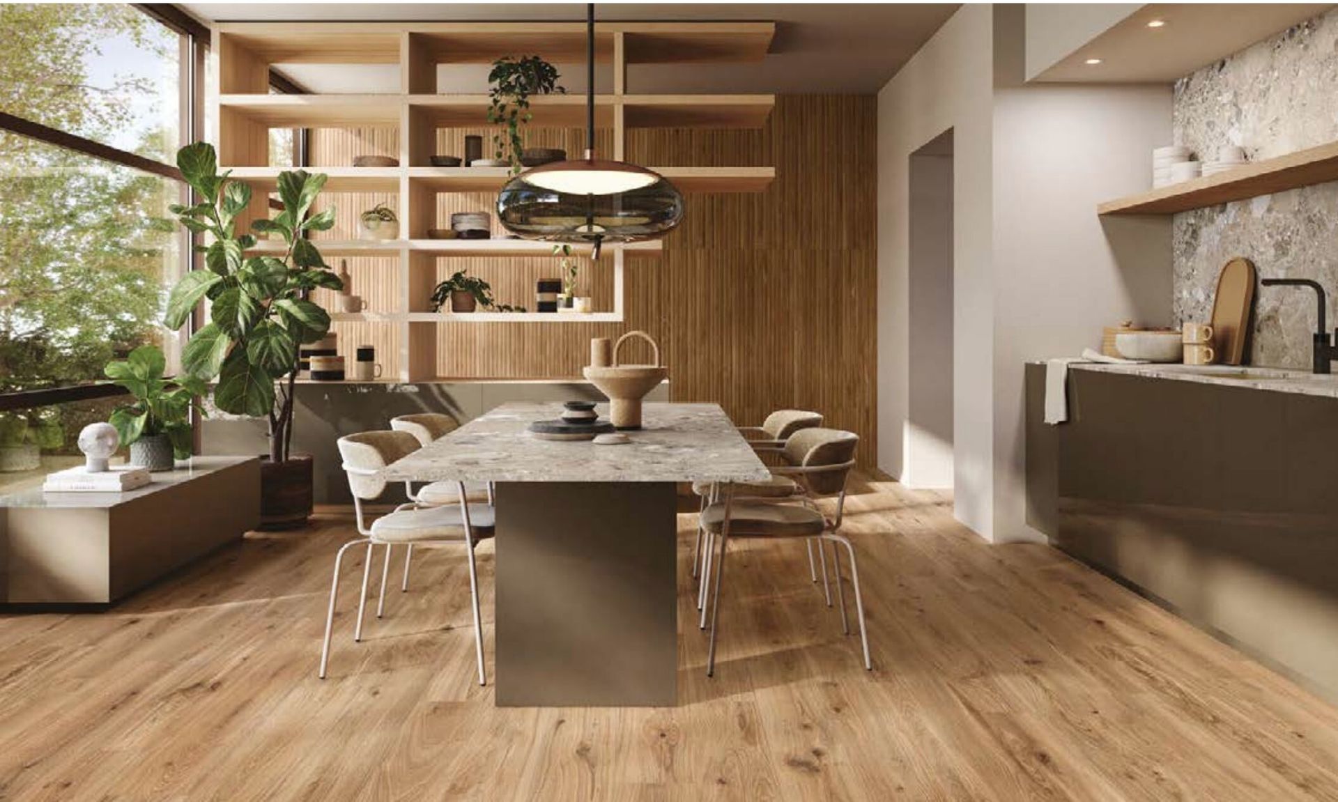 Moderna sala da pranzo con pavimento in legno, tavolo da pranzo e scaffalature.