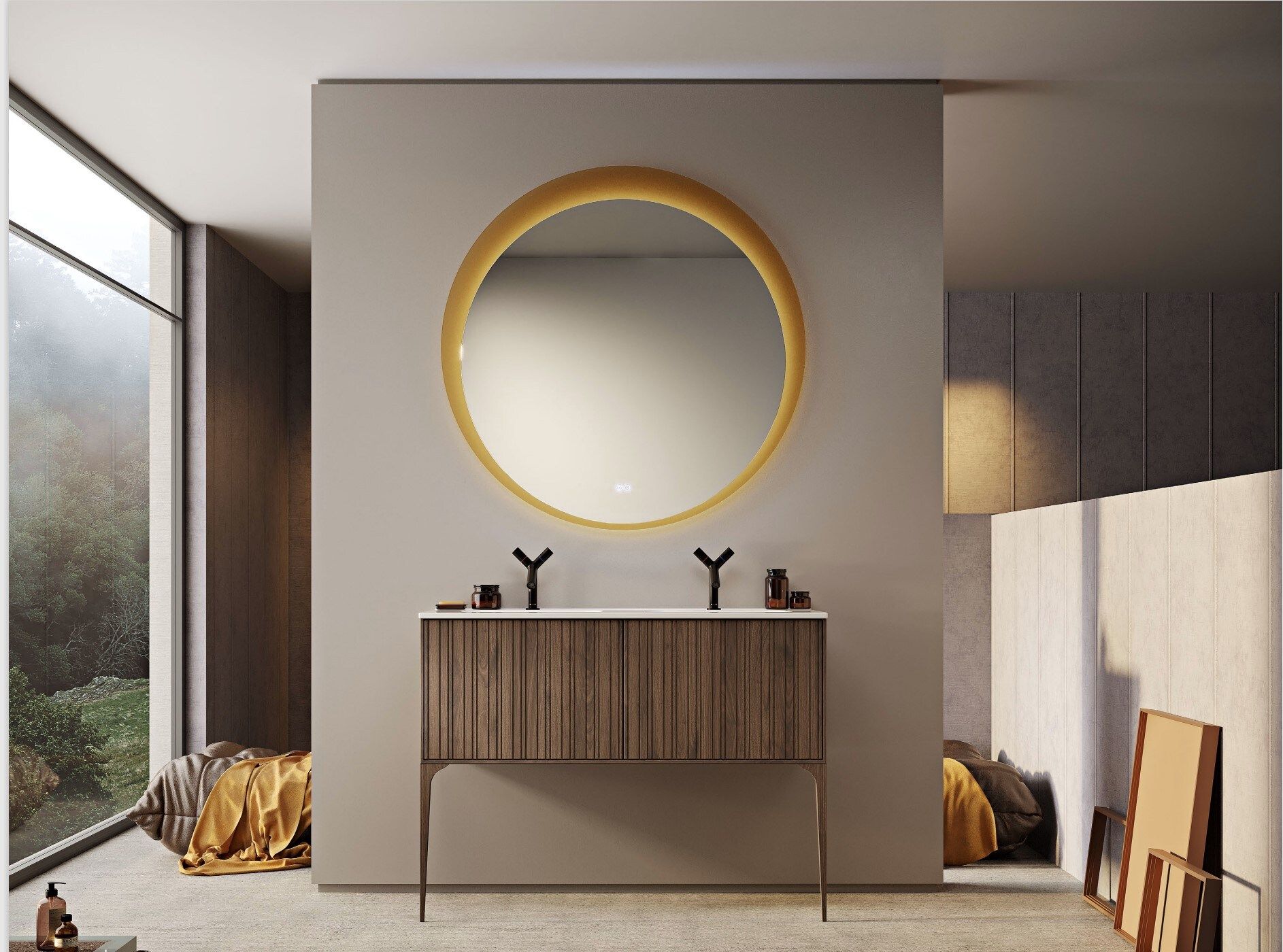 Bagno con mobiletto in legno, specchio rotondo dorato, rubinetti neri e ampia finestra.