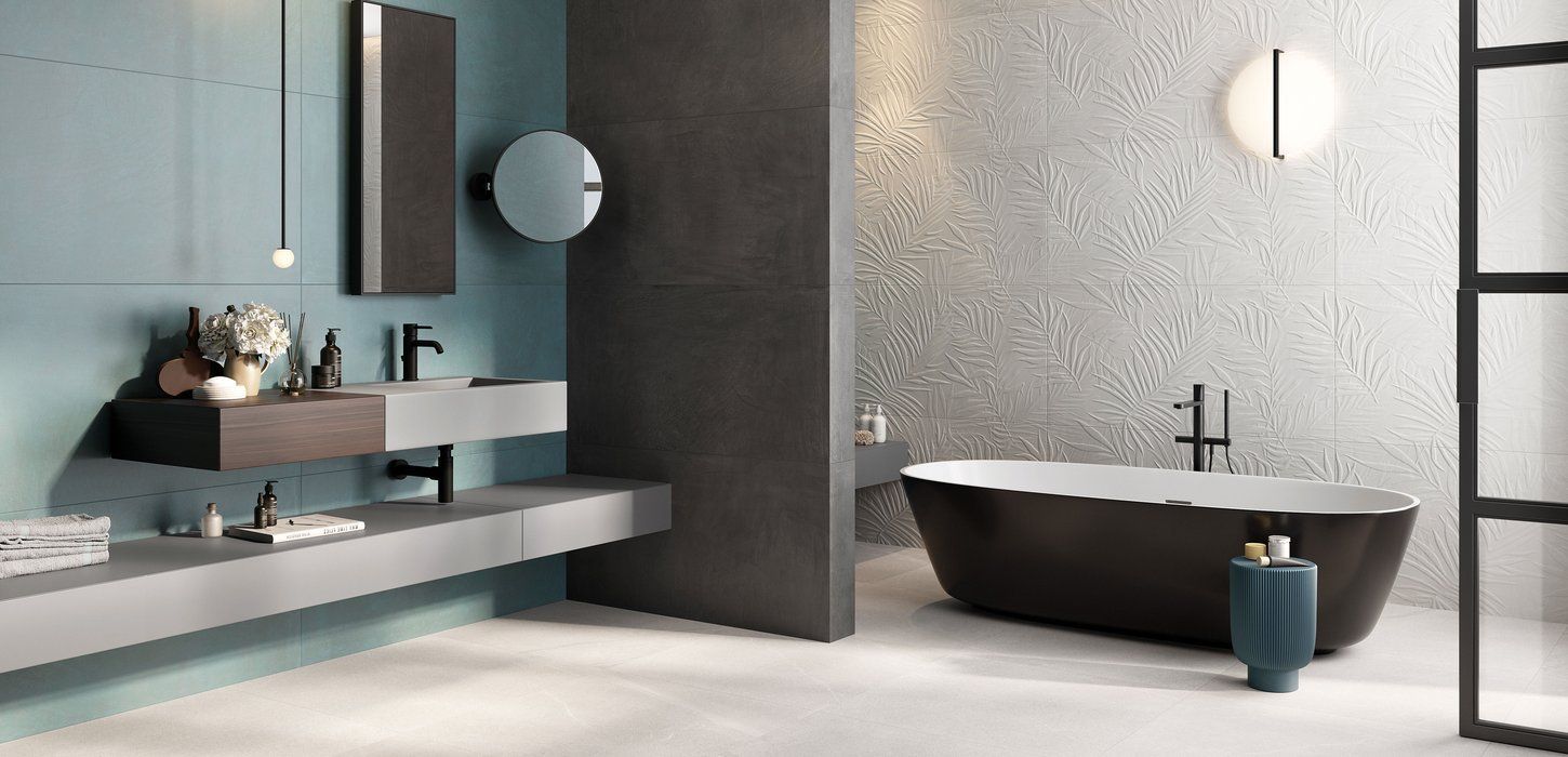 Bagno moderno con pareti blu e grigie, vasca da bagno scura e mobiletto sospeso.