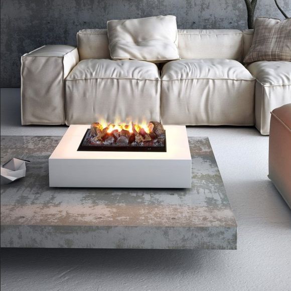 Camino moderno con fiamme, facciata grigia, pavimento in legno e arredamento minimalista.