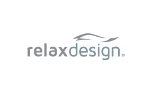 Logo Relaxdesign in grigio. Testo "relaxdesign." con una forma astratta sopra.
