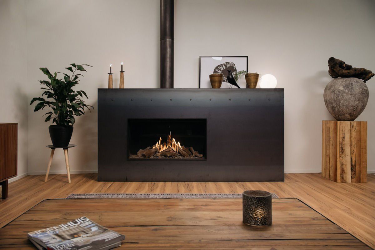 Camino moderno con fiamme, facciata grigia, pavimento in legno e arredamento minimalista.