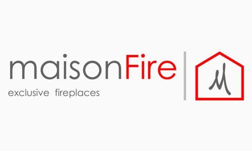 Logo per caminetti "maisonFire", con testo e un'immagine grafica a forma di casa rossa contenente una fiamma stilizzata.