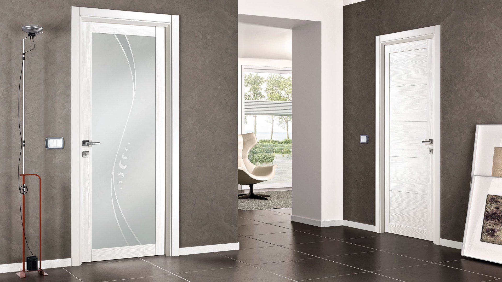 Due porte interne bianche con finiture decorative, una con vetro acidato e l'altra piena.