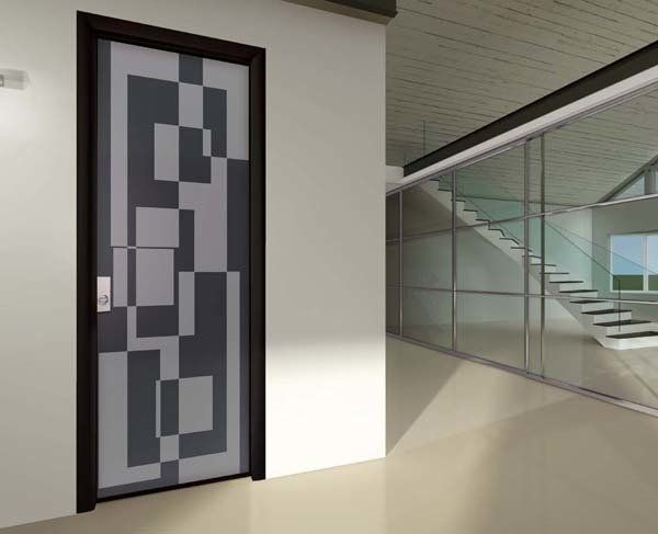 Porta con design geometrico in vetro satinato in un ambiente interno moderno.
