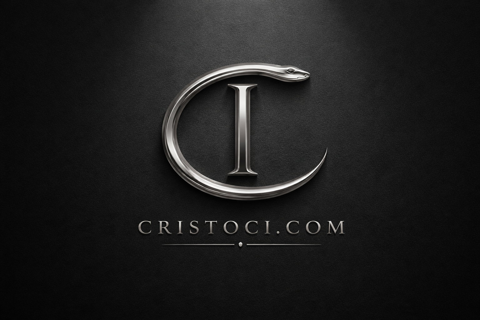 Das Logo von CristoC1.com mit einem silbernen, stilisierten „C“ und „I“ auf weißem Hintergrund