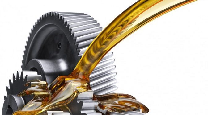 Engranajes lubricados con aceite dorado, toma de primer plano.