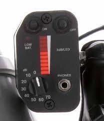 Medidor de nivel de audio negro con pantalla LED, dial y conector para auriculares.