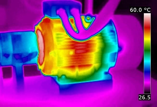 Imagen térmica de una máquina, que muestra un mapa de calor con colores rojo, amarillo y azul 
