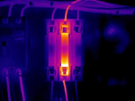Imagen infrarroja de un fusible que brilla de color naranja brillante, lo que indica sobrecalentamiento.