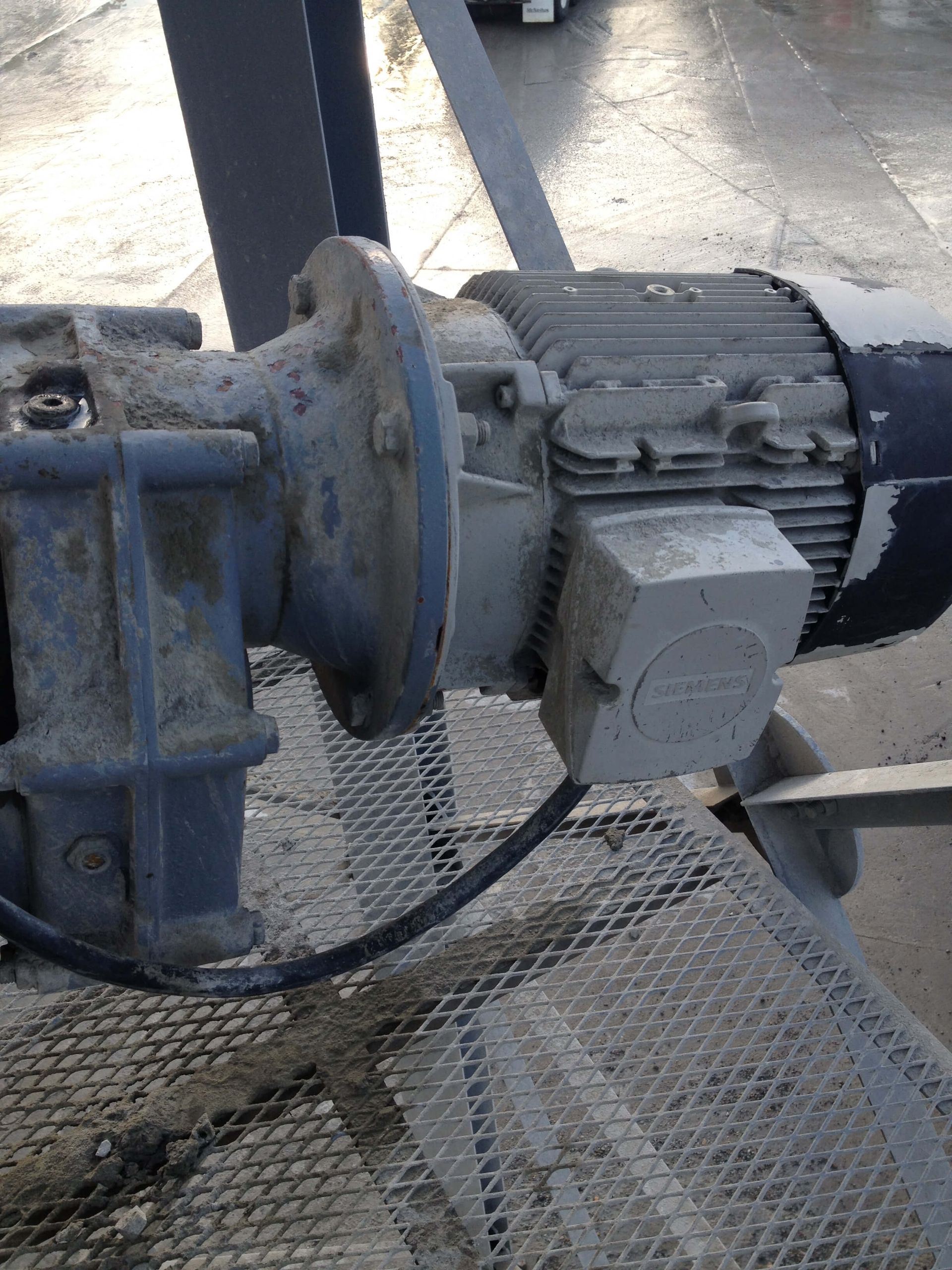 Un motor eléctrico polvoriento y una caja de engranajes.