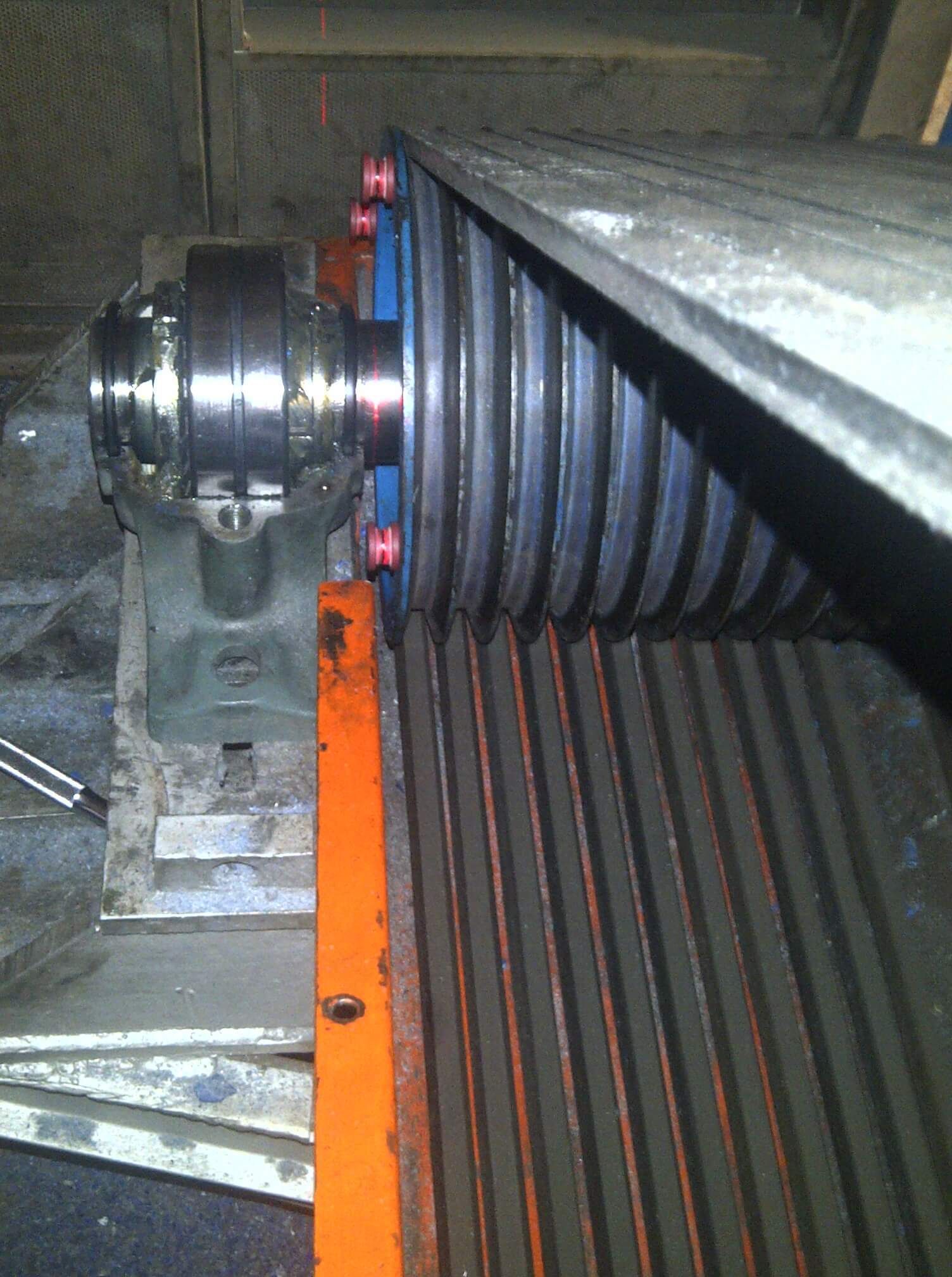 Primer plano de una maquinaria industrial.