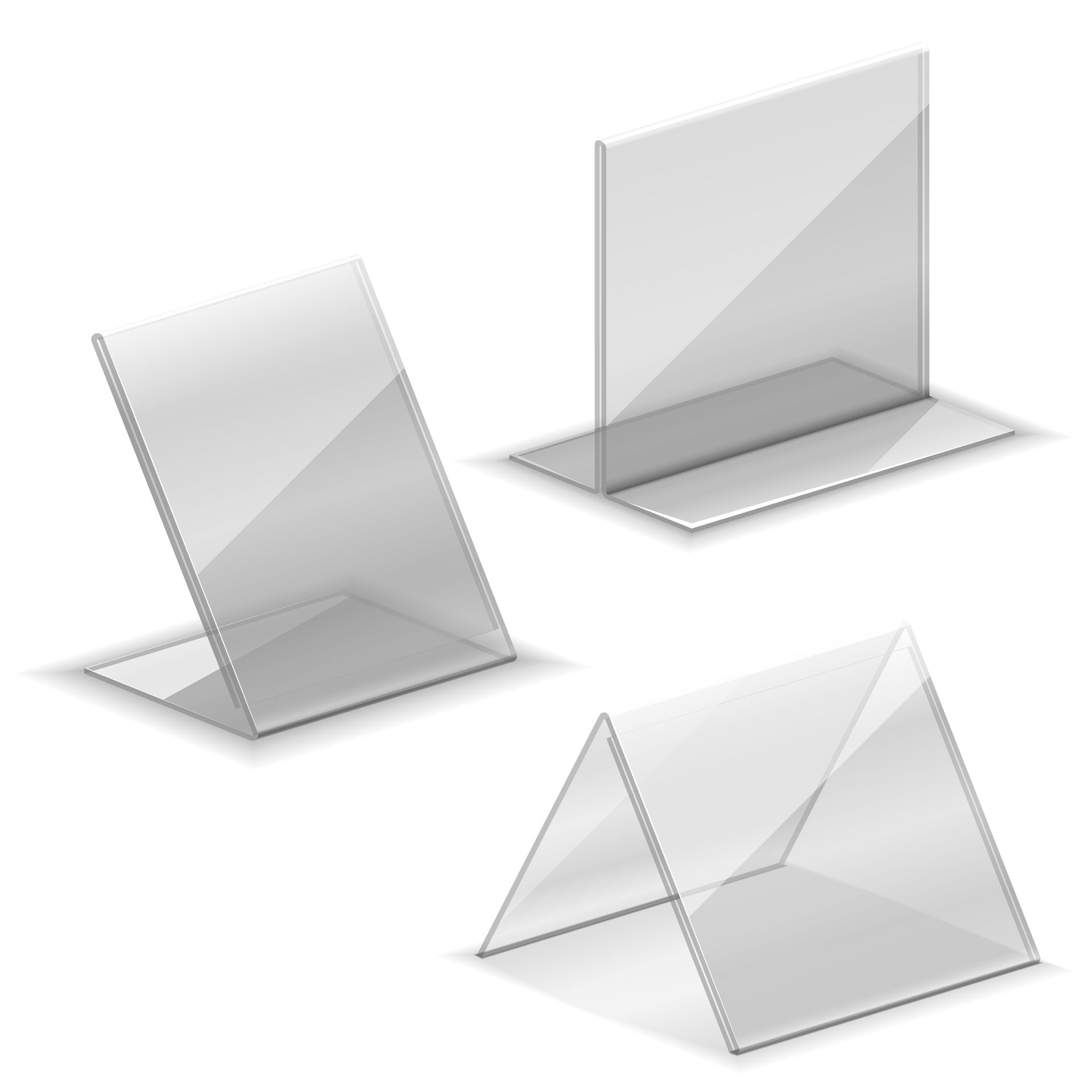 Tres soportes para carteles de acrílico transparente con diseños inclinados, en forma de T y tipo tienda de campaña sobre un fondo blanco.