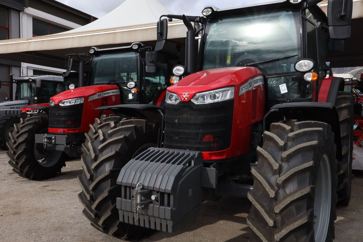 trattore in mezzo a un campo di grano